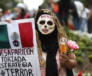 Padres y madres de los 43 estudiantes de Ayotzinapa encabezaron este sábado una nueva marcha desde el monumento del Ángel de la Independencia, en Ciudad de México, al cumplirse 12 años de la desaparición de los jóvenes y sin que hasta ahora se haya esclarecido su caso.