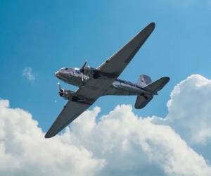 Rescatan a 10 personas tras caer aeronave frente a Florida.