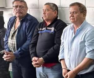 El general Carlos Roberto Puerto Fúnez (centro) seguirá con la medida de arresto domiciliario.