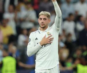 El centrocampista uruguayo del Real Madrid, Federico Valverde, celebra después de marcar el primer gol de su equipo durante el partido de ida del Grupo F de la Liga de Campeones de la UEFA entre el Real Madrid y el RB Leipzig en el estadio Santiago Bernabéu de Madrid el 14 de septiembre de 2022.