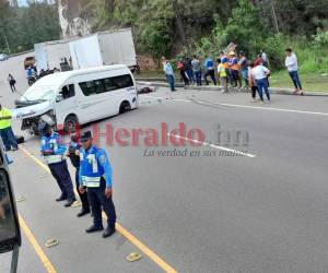 El autobus perdió el control luego de que se le estalló una de las llantas.