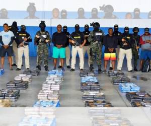 Un juez en materia de Criminalidad Organizada, Medio Ambiente y Corrupción dictó auto de formal procesamiento a cinco hombres detenidos con 899 kilogramos de cocaína en La Mosquitia.