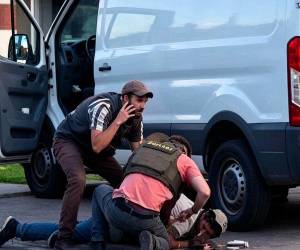 El caso es investigado por el FBI para esclarecer si el agente de ICE hizo uso excesivo de fuerza durante la detención.