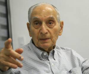 Los restos del empresario Emilio Larach están siendo velados en funeraria La Auxiliadora de Tegucigalpa, hasta donde han llegado de decenas de personas a darle el último adiós.