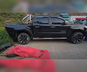 El cuerpo del joven quedó tirado a la orilla de la calle y a pocos metros quedó la motocicleta.