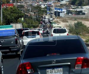 Largas filas de vehículos se observan este sábado en el Anillo Periférico, donde el tráfico se volvió tan pesado como en plena hora pico de un día laboral. El colapso se registra a la altura de la salida al sur de la ciudad.
