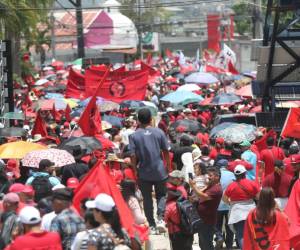 A la altura de Casa Presidencial en el bulevar San Juan Bosco de Tegucigalpa, los militantes de Libertad y Refundación (Libre) llegaron para atender la convocatoria ordenada por su coordinador general Manuel Zelaya Rosales.
