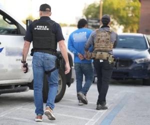 El Gobierno de Trump amenaza con revocar la ciudadanía a acusados de fraude migratorio.