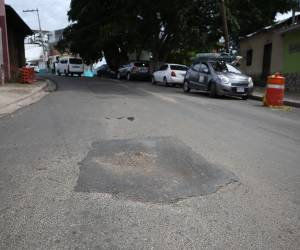 Fugas de agua y hudimientos complican las obras de restauración vial en el Distrito Central. Los vecinos culpan a la Alcaldía Municipal de ejecutar reparaciones cosméticas a las calles.
