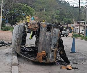 Un busito de transporte se incendió repentinamente en la carretera al oriente del país, dejando a varios pasajeros con heridas por quemaduras.