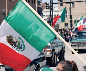 La decisión se produce tras antecedentes de detenciones masivas durante operativos federales el año pasado, que generaron protestas en barrios latinos.