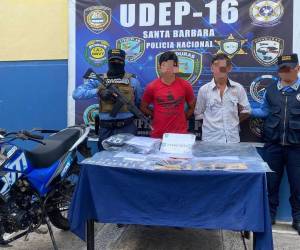 Los sujetos fueron encontrados en posesión de armas de fuego y una motocicleta.