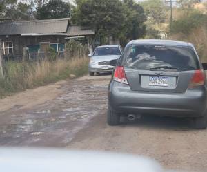 Los conductores de los vehículos tienen que pasar a velocidades muy bajas para poder transitar por los agujeros de la calle hacia Villa Foresta.