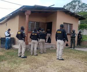 Equipos de la Agencia Técnica de Investigación Criminal (ATIC) con acompañamiento de efectivos de la Policía Militar del Orden Público (PMOP), ejecutan los allanamientos de la colonia Villeda Morales.