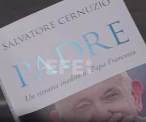 La obra retrata su cercanía, humor y preocupaciones por conflictos como Gaza y Ucrania.