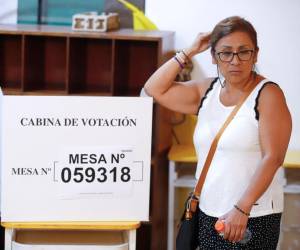 Una mujer espera en una mesa de votación este domingo, en Lima(Perú). Las autoridades electorales de Perú ampliaron una hora más el tiempo para sufragar este domingo en las elecciones generales tras los múltiples problemas registrados para abrir los centros de votación, especialmente en Lima.