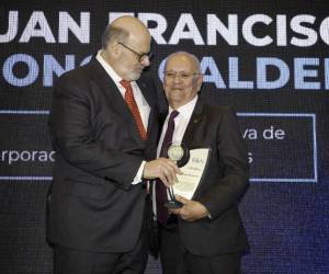 El presidente de Grupo OPSA y Estrategia &amp; Negocios, Jorge Canahuati Larach, entrega el reconocimiento Legado Confianza 2026, al empresario guatemalteco Juan Francisco Monge Calderón.