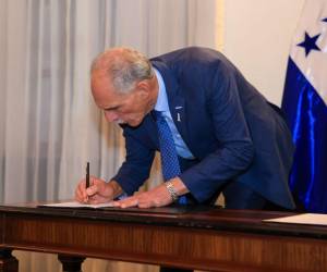 Momento en que el presidente Nasry Asfura firmaba el compromiso para la construcción del centro médico.