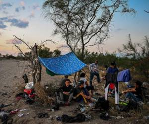 Migrantes se colocan a la orilla del Río Grande esperando el momento para poder cruzarlo para llegar al “sueño americano”.