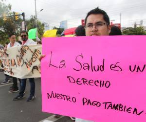 Los médicos residentes demandan de las autoridades que les paguen el salario-beca porque, de lo contrario, a partir del lunes amenazan con ejecutar acciones de protesta.