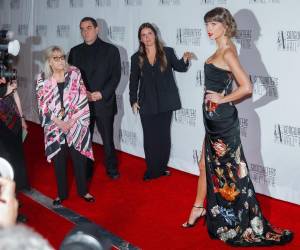 La carrera musical de Swift se remonta a 2006, cuando lanzó su primer sencillo 'Tim McGraw', parte de su álbum debut, y desde entonces ha publicado un total de doce discos, siendo el último 'The Life of a Showgirl' (2025).