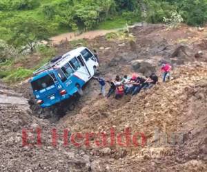 El impactante momento en que un derrumbe sucede cuando transita un bus rapidito con ruta Corquín-Santa Rosa de Copán y va a quedar entre tierra y piedras.