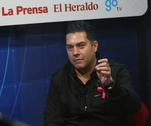 Durante su participación en el programa Hablemos de Política, Zelaya firmó lo que denominó un “contrato con la ciudadanía”.