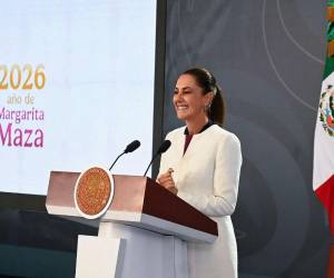 Fotografía cedida por la Presidencia de México de su mandataria, Claudia Sheinbaum, hablando en una rueda de prensa este jueves.