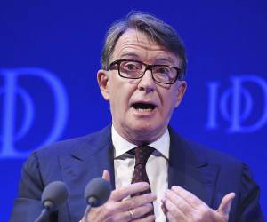 Peter Mandelson habría brindado información confidencial a Epstein.