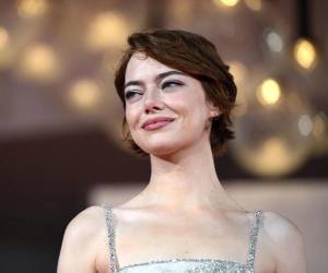 Emma Stone regresa al universo cinematográfico de Yorgos Lanthimos con ‘Bugonia’, un filme que aborda las teorías conspirativas con humor y crítica social, y reflexiona en una entrevista sobre la idea que se ha vendido de la religión y cómo Dios ha tenido la peor campaña de imagen del mundo.