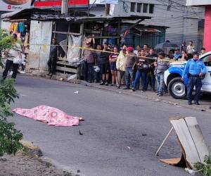 El cadáver de la mujer quedó tirado en medio de la concurrida calle.