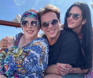 La relación entre Cristian Castro y Mariela Sánchez llegó a su fin días después de que la pareja confirmara sus planes de boda. La separación se produjo tras filtrarse imágenes del cantante en actitud afectuosa con otra mujer, identificada como Marcela, una fan argentina