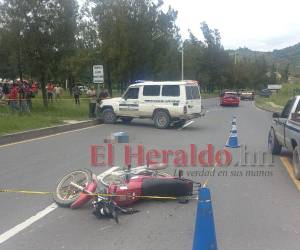 El cuerpo de la mujer quedó tendido en medio del pavimento.