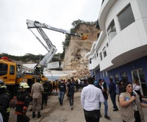 Ante la magnitud de la tragedia registrada este martes en el anillo periférico, a la altura de la colonia Río Grande Sur, los distintos cuerpos de socorro del país realizaron un amplio despliegue de maquinaria pesada para las labores de rescate.