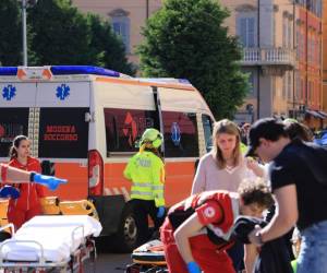 Agentes de seguridad y equipos de emergencia trabajan en el centro de Módena, Italia, tras un atropello múltiple que dejó ocho personas heridas, cuatro de ellas en estado grave, según autoridades locales.