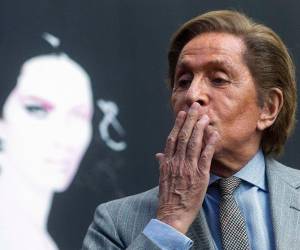El rojo en el mundo de la moda tiene un nombre: el del diseñador italiano Valentino, fallecido este lunes en Roma a los 93 años.