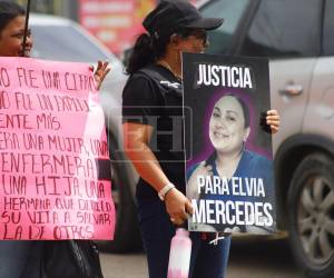 Han pasado dos meses desde que a la enfermera Elvia Mercedes Gómez López le arrebataron la vida en San Manuel, Cortés. Mientras el proceso judicial continua contra el acusado de su muerte, un grupo de mujeres se manifestó para exigir justicia. Más detalles a continuación.