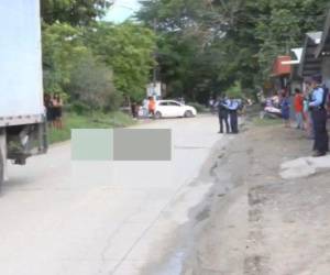 El cuerpo de la víctima quedó en medio de la calle, solo a unos metros del camión donde impactó.