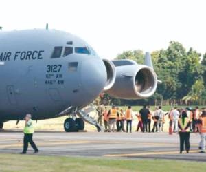 Migrantes hondureños retornaron al país en un avión militar de Estados Unidos.