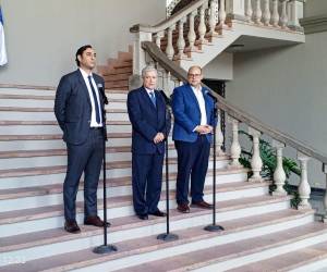 Los funcionarios brindaron entrevistas en las gradas de Casa Presidencial.