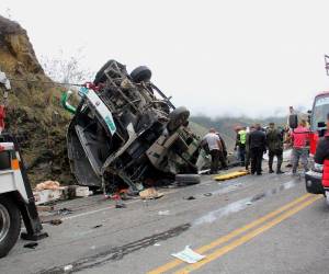 El accidente se produjo en una zona de difícil visibilidad por la neblina. Unidades de policía, ambulancias y el cuerpo de bomberos atendieron la emergencia.