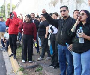 Empleados de medios de comunicación estatales protestan frente a la Secretaría de Planificación Estratégica en Tegucigalpa por atraso salarial y conflictos laborales.