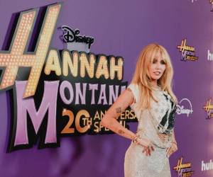 El 24 de marzo de 2006, una adolescente de Tennessee con una peluca rubia y un secreto enorme se asomó por primera vez a las pantallas de Disney Channel. Dos décadas más tarde, esa misma chica —ahora convertida en una de las artistas más influyentes de su generación— regresó al mismo escenario con una maleta fucsia, un Mustang descapotable y 6.3 millones de razones para celebrar.