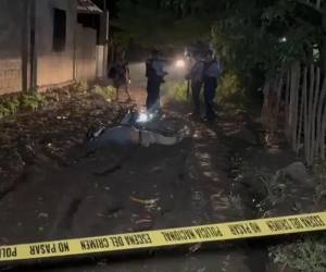 Autoridades policiales se desplazaron hasta la escena del crimen para acordonar el área y comenzar las primeras diligencias vinculadas al crimen.