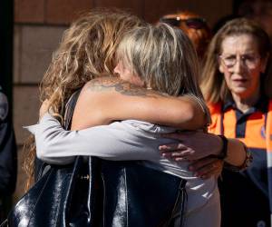 Familiares de los desaparecidos en el accidente de tren ocurrido este miércoles 28 de octubre en España están alojados en Toledo, cerca del lugar del accidente, intentando saber qué ha sido de sus familiares y tratando de no desfallecer; como dice Manuel San Emeterio, hermano de uno de ellos: La esperanza, siempre.