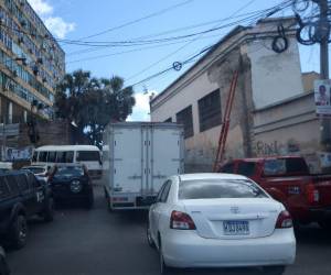 Conductores de carga pesada que incumplen horarios y zonas de descarga afectan la circulación y la seguridad vial en la capital hondureña.