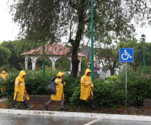 Las autoridades continúan la búsqueda de los desaparecidos.