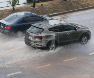 Fuertes lluvias se registran la tarde de este miércoles 27 de mayo sobre distintos sectores del Distrito Central, cambiando de forma repentina el panorama climático en la capital hondureña, que venía arrastrando semanas de calor intenso y cielos despejados. Pero todavía no es el inicio del invierno.
