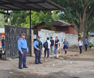 Una de las acciones que realiza la Policía Nacional es aumentar la presencia de efectivos en los alrededores de los centros educativos del país.