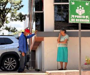 Don Gregorio Hernández y su compañera de hogar llegaron a la morgue del Ministerio Público (MP) para poder retirar el cuerpo de su nieto Juan Ramón.